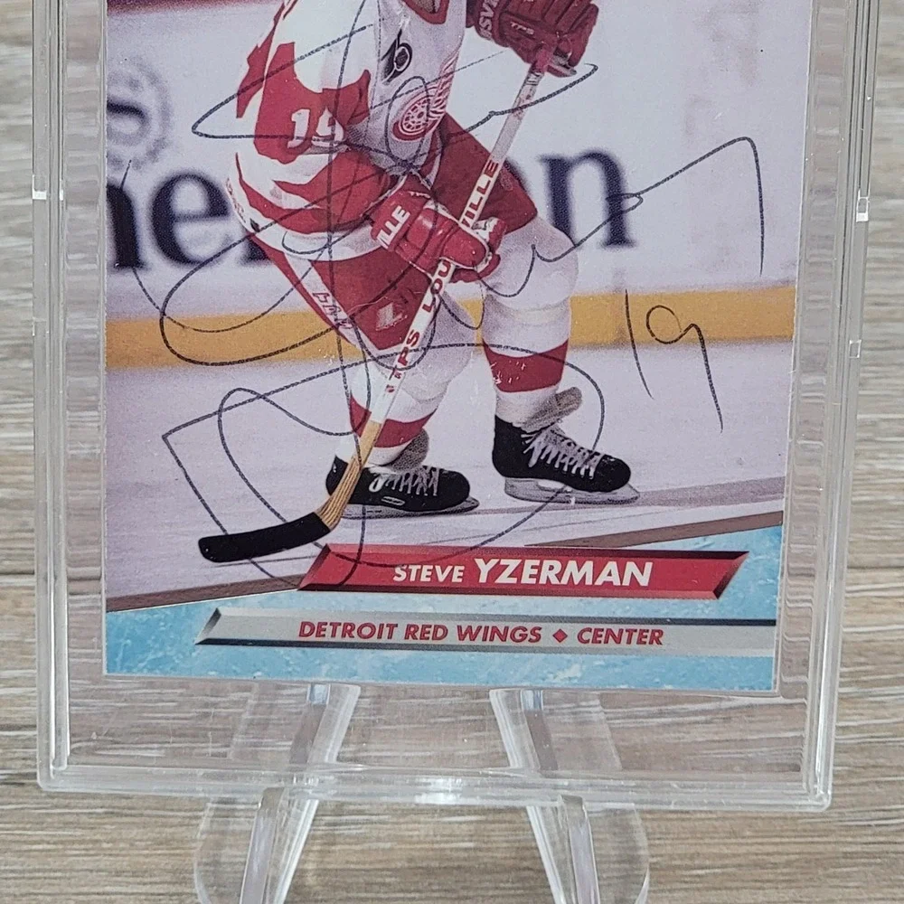 1992-93 Fleer Ultra Steve Yzerman Signed Autograph Card 55 Detroit Red Wings NHL